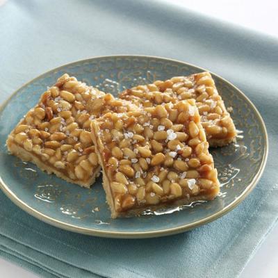 sablés aux noix de pin, caramel et sel de mer