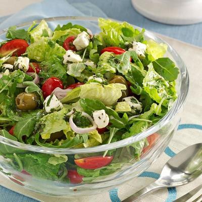 salade méditerranéenne avec des croûtons marinés au fromage à la crème