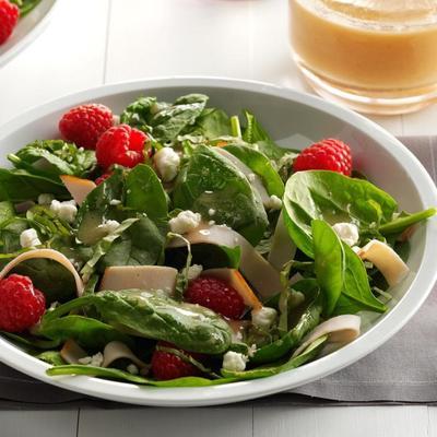 salade de baies et épinards avec vinaigrette au piment