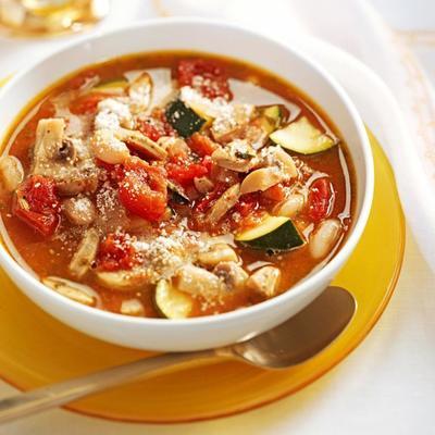 ragoût de saucisses de poulet à l'ail avec haricots cannellini