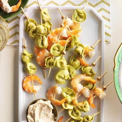 brochettes de tortellinis et crevettes avec une trempette aux tomates séchées