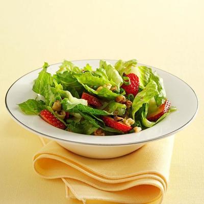 salade romaine croquante aux fraises fraîches