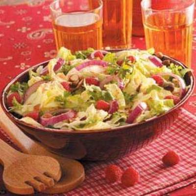 salade de framboises, noisettes et herbes