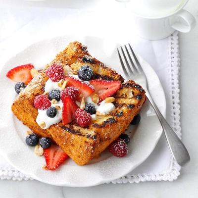 gâteau d'ange grillé aux amandes et aux baies