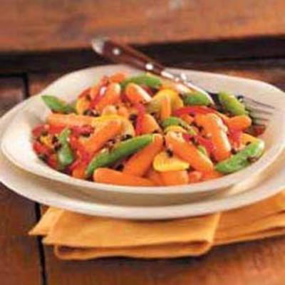 bébé carotte mélangée sautée avec tomates séchées au soleil, câpres et ail