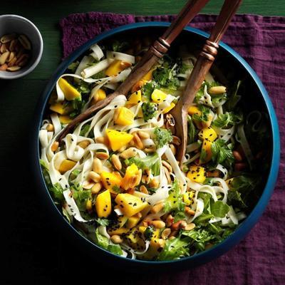Salade froide de nouilles thaïlandaises avec vinaigrette à l'ananas