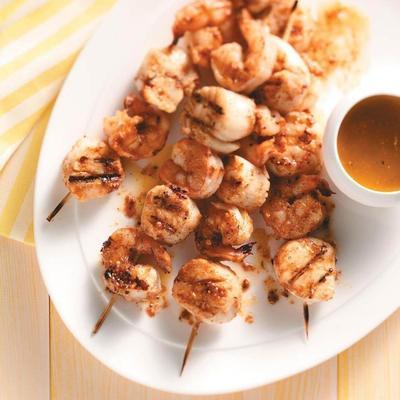 brochettes de crevettes et de pétoncles épicées