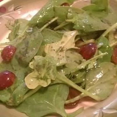 salade de roquette et romaine aux raisins rouges