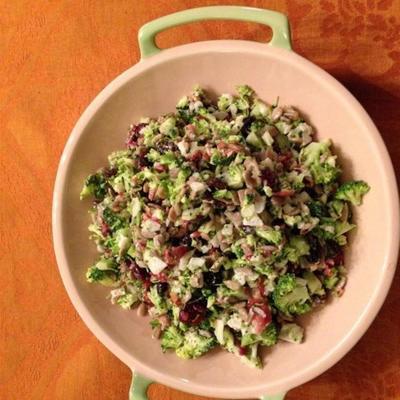 salade de brocoli au bacon avec raisins secs et graines de tournesol