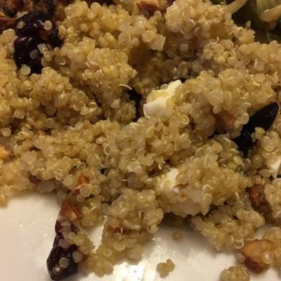 quinoa à la feta, aux noix et aux canneberges séchées