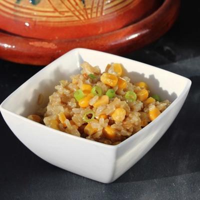 riz pilaf brun avec oignons et maïs