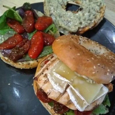 sandwichs au poulet et au brie avec tomates cerises grillées