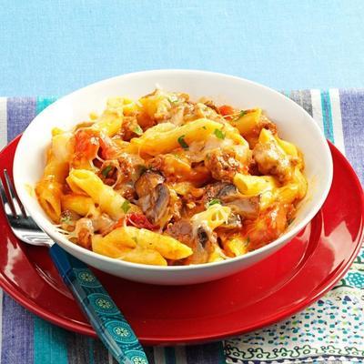Penne au four avec saucisse et fromage