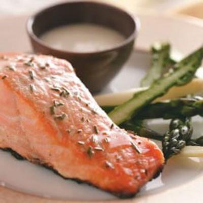 saumon grillé avec mayonnaise à l'ail rôti