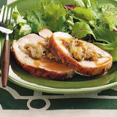 Rouleau de dinde à la sauge maui farci de farce rôtie aux noix de macadamia