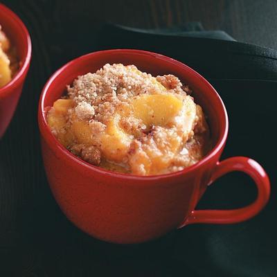 croustillant chaud aux pêches et aux amandes