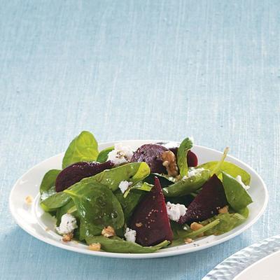 salade d'épinards au fromage de chèvre poivré et aux betteraves