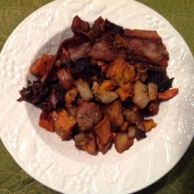 légumes d'hiver rôtis du soleil avec saucisse poulet-pomme et bacon