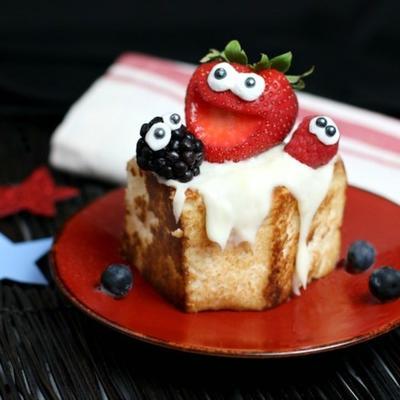 gâteau aux anges grillé avec fraises