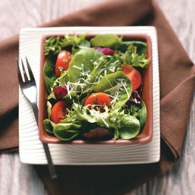 salade verte avec vinaigrette au basilic douce et épicée