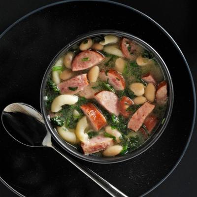 soupe au kielbasa et aux épinards