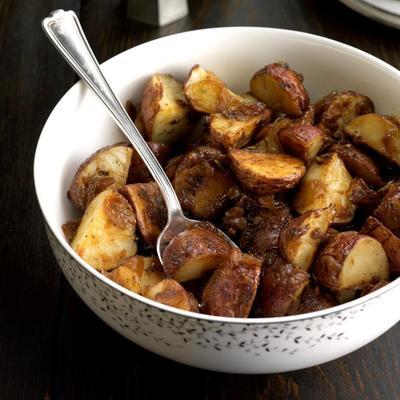 pommes de terre rôties au romarin avec oignons caramélisés
