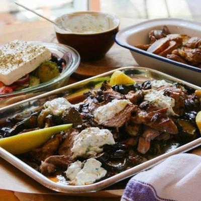 agneau grec rôti avec tzatziki, légumes rôtis et salade grecque