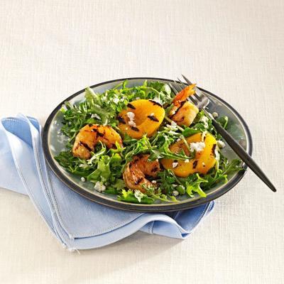 salade de crevettes grillées avec pêches et chèvre