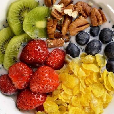bol de petit déjeuner végétalien rapide avec des fruits