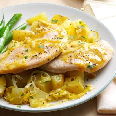 côtelettes de moutarde au miel avec pommes de terre