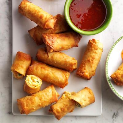 rouleaux de printemps crémeux au poulet et sriracha