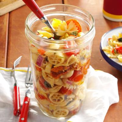 salade de pâtes dans un bocal