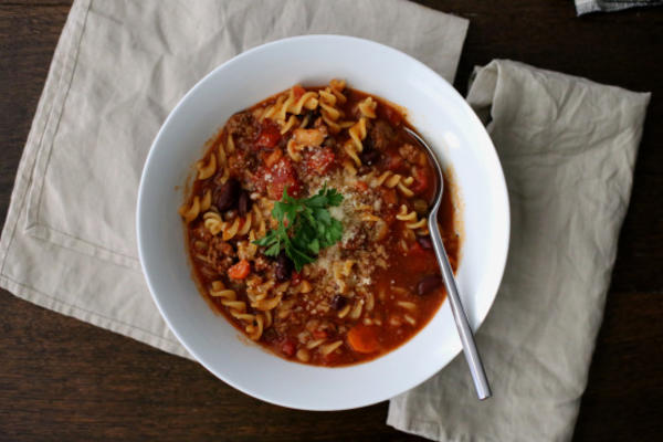 Potage aux pâtes et fagioli aux olives dans une cocotte