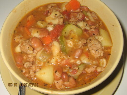 pâtes et fagioli (soupe italienne) avec des saucisses italiennes