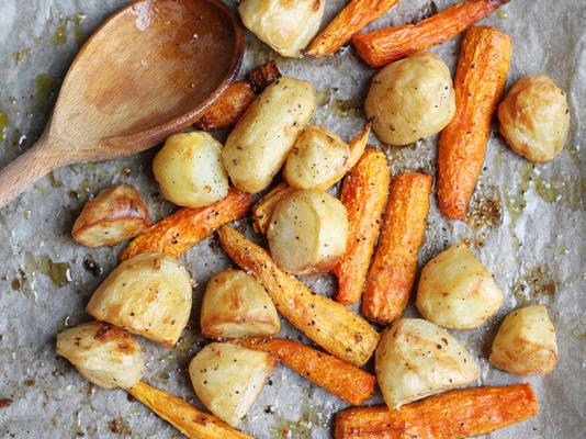 pommes de terre rôties et petites carottes à l'ail