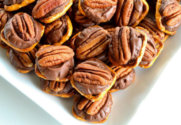 ces choses bretzel (pecan rollo mites)