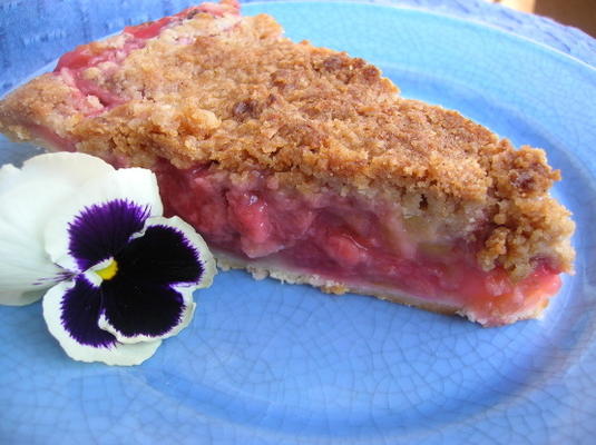tarte streusel aux fraises et rhubarbe