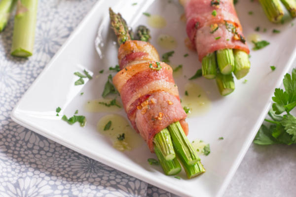 bacon enveloppé d'asperges à l'ail