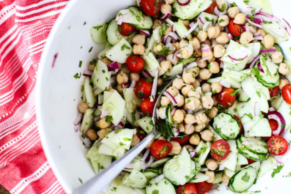 salade de concombre et haricots garbanzo