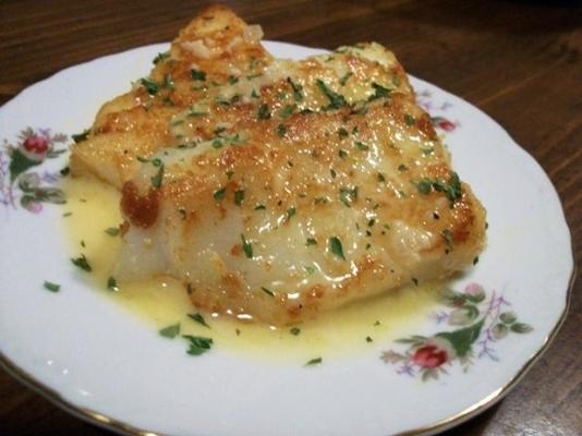 poisson poêlé avec une riche sauce au beurre citronné