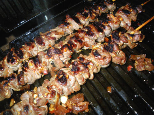 viande coréenne grillée sur des brochettes (bulgogi)