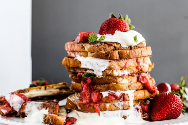 tartines de pain grillé au fromage à la crème avec fraises et crème fouettée