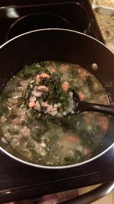 Soupe de haricots blancs et chou méditerranéen à la saucisse