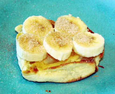 muffins anglais garnis de bananes et de sucre à la cannelle.