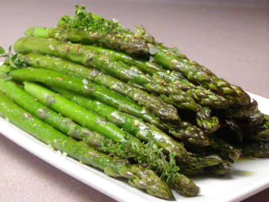 asperges grillées à l'ail et au thym frais