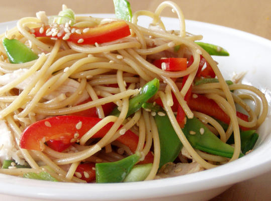 salade chinoise aux nouilles au poulet