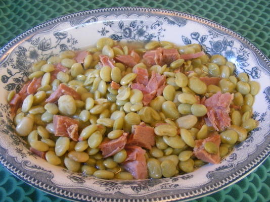 haricots beurre du sud de lima avec des morceaux de jambon