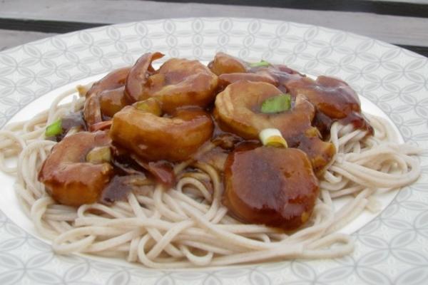 crevettes sautées avec une sauce à l'orange épicée