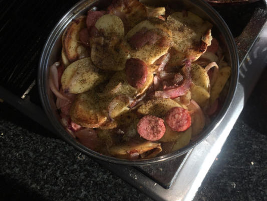 pommes de terre sautées avec oignons et kielbasa