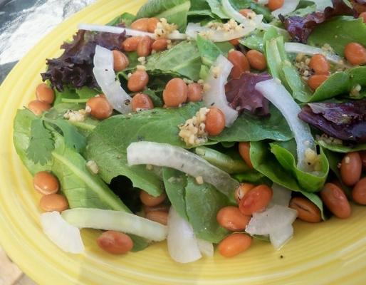 salade de légumes verts et haricots blancs à l'ail